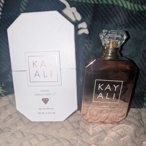 HUDA BEAUTY Utopia 21